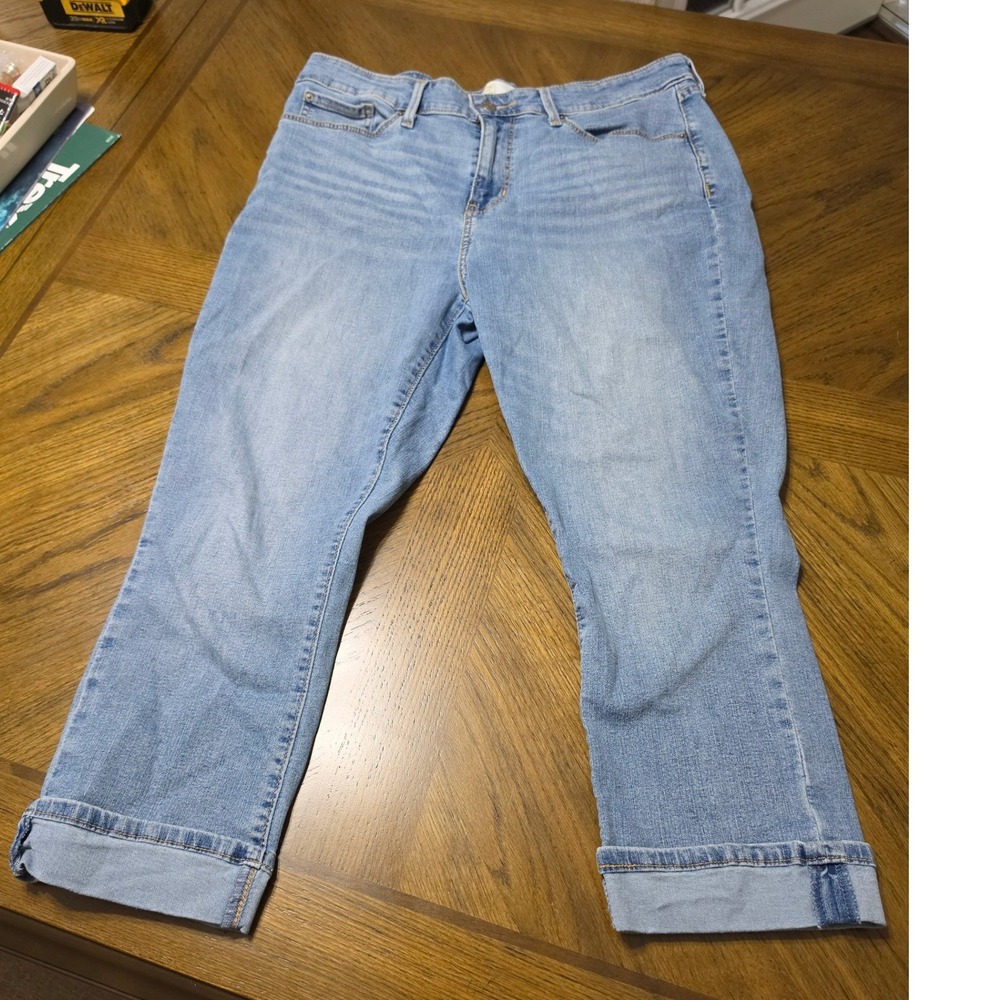Signature by Levi Strauss Gold Mid Rise Capri Jeans Light Wash Cuffed Sz 14 W32